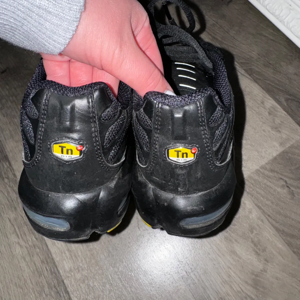 Ett par svarta Nike air Max plus i storlek 39/24,5 cm. Är använda två gånger men kände att det inte passade mig. Nypris 1799kr mitt pris 1000kr.. Skor.