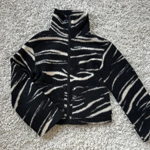 Teddyjacka h&m - Super populär Teddyjacka från h&m, vit & svart. Storlek S. Köp sker via köp nu, jag postar inom 24h. Kvar tills markerad såld 