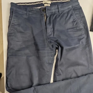 Chinos Jack & Jones Selected  - Rak chinos något avsmalnande ben nertill. Storlek 31/34 Finns i Svart, Grön, Navy Selected                                                                  priset gäller alla 3st