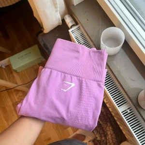 Gymshark tights  - Säljer dessa gymshark tights eftersom de tyvär inte kommer till användning längre.. använda 3-4 gånger så är i mycket bra skick! Inga hål eller slitna sömmar:)från kollektionen vital seamless 2.0