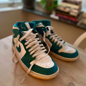 Jordan 4 ljusblå - Jordan 4 i utmärkt skick, använts ca 10 gånger. Lite smutsiga men går att tvätta. Priset kan duskuteras.