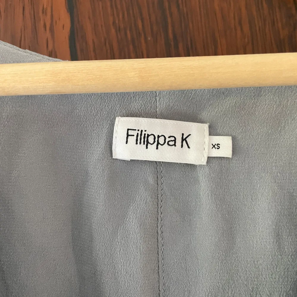 Duvblå klänning 100% siden. Filippa K. Lätt missfärgad i armhålorna.. Klänningar.