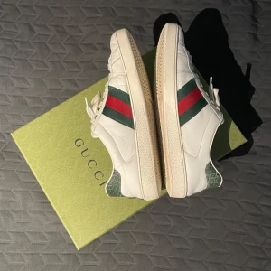 Gucci ace - Gucci ace skor Stilrena, trendiga skor Skick: Använda men relativt bra skick ”Boxen följer med” 