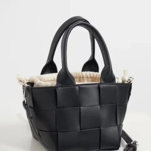 Handväska  - Gullig handväska från Gina Tricot. Skriv privat för frågor💖💖Använd men i bra skick🙏