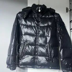 säljer denna svarta vinterjackan som ska efterlikna en moncler, väldigt bra skick finns hål i ena fickan innefrån unisex, står S på den men kan även användas som XS