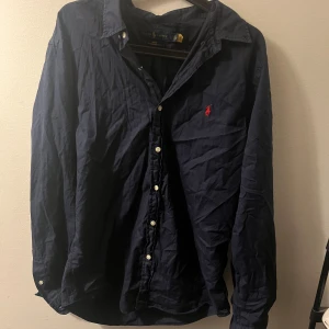 Ralph lauren skjorta - Säljer en ralph Lauren skjorta som inte används. Den har inga defekter förutom att den är skrynklig, men det är inget som inte går att stryka. Skick 9/10