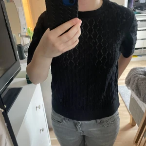 Stickad tröja  - Säljer denna fina stickade tröjan från Kappahl! Säljer då jag inte får användning av den. Storlek M men passar S också. 