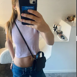 Lila stickad topp - Syrenlila stickad topp ifrån zara. Den är lite nopprig och har en liten fläck på ena armen men inget som syns. 