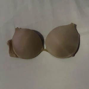 Beige pushup strapless bh B-cupa  - Bra skick, inga straps beige pushup bh B-cupa. Finns inget exakt storleks nummer, runt A till B kupa med pushup.