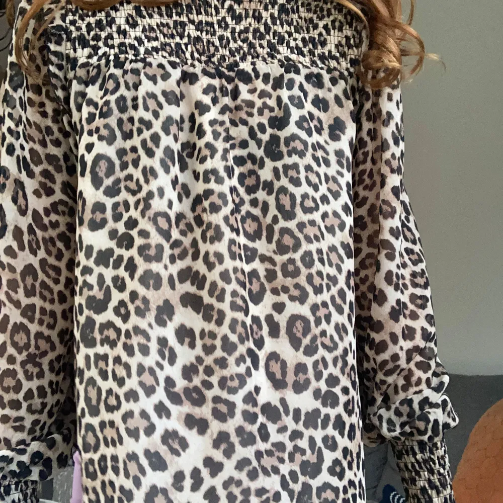 Säljer en superfin leopardmönstrad blus med smockdetaljer vid hals och ärmarna. Materialet är lätt och luftigt, vilket gör den bekväm att bära hela dagen💞💞. Blusar.