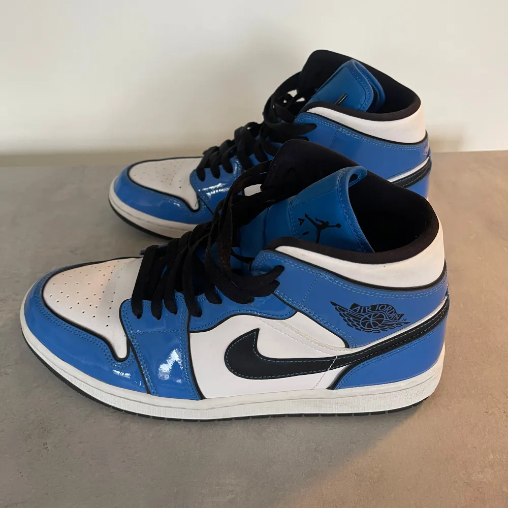 Air Jordan 1 mid SE ”signal blue”. Sparsamt använda i bra skick. . Skor.