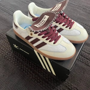 Wales bonner skor  - Hej! Säljer ett par super unika och eftertraktad Adidas x Wales Bonner skor då de var för små… skorna är aldrig använda, vilket man ser på bilderna. Hör av dig vid funderingar 