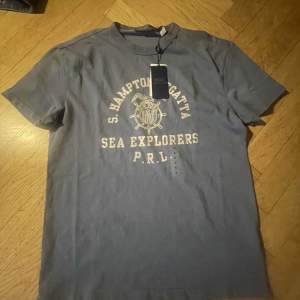 Hej, säljer nu denna helt nya polo Ralph lauren t shirten med tags kvar. Såklart äkta och priset kan diskuteras. MVH