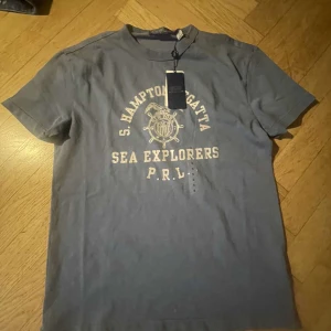 Polo Ralph Lauren t-shirt ( helt ny ) - Hej, säljer nu denna helt nya polo Ralph lauren t shirten med tags kvar. Såklart äkta och priset kan diskuteras. MVH