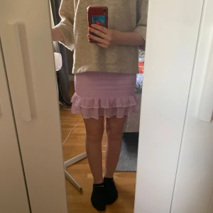 Lila kjol - Lila kjol stl xs helt ny går att vika ner på många olika sätt från bikbok, aldrig använd då jag inte är så förtjust i lila men annars jätte fin