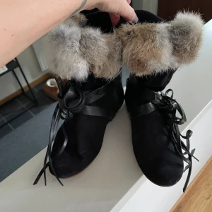 Isabel Marant suede shoes  - Boots fr Isabel Marant i mocka, fint skick, finns lite slitage vid hälarna, se bild. Stl 39. 