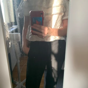 Vit bikbok off shoulder blus - Vit blus ifrån bikbok stl xs använd få gånger men är i ny skick den har fina detaljer och pris går att diskutera säljer pga inte min stil längre