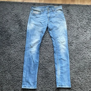 Diesel Thavar Ripped jeans  - Säljer mina ripped jeans från Diesel. Modellen heter Thavar slim. Skick 8/10. Säljer för jag inte använder den längre. Skriv för mer info o bilder. Priset är ej hugget i sten