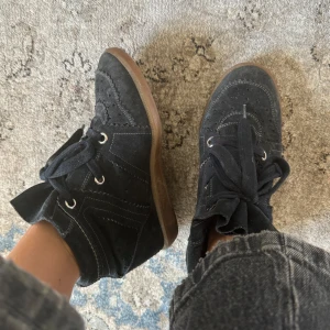 Isabel Marant skor Bobby - Isabel Marant skor i modellen Bobby i jättefint skick! Mörkblå🫐Storlek 38! 
