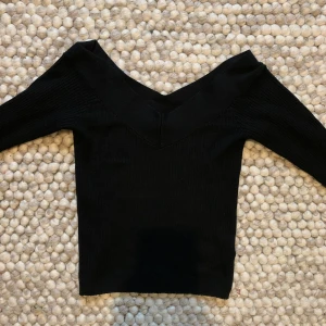 Off shoulder topp - En stickad off shoulder topp från H&M. Storlek S, men passar även XS. Mycket bra skick. 