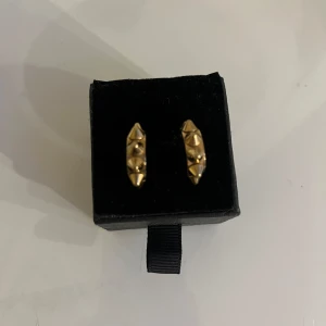 Edblad örhängen - Edblad örhängen, guld, medel bra skick, ingen Ask till. 