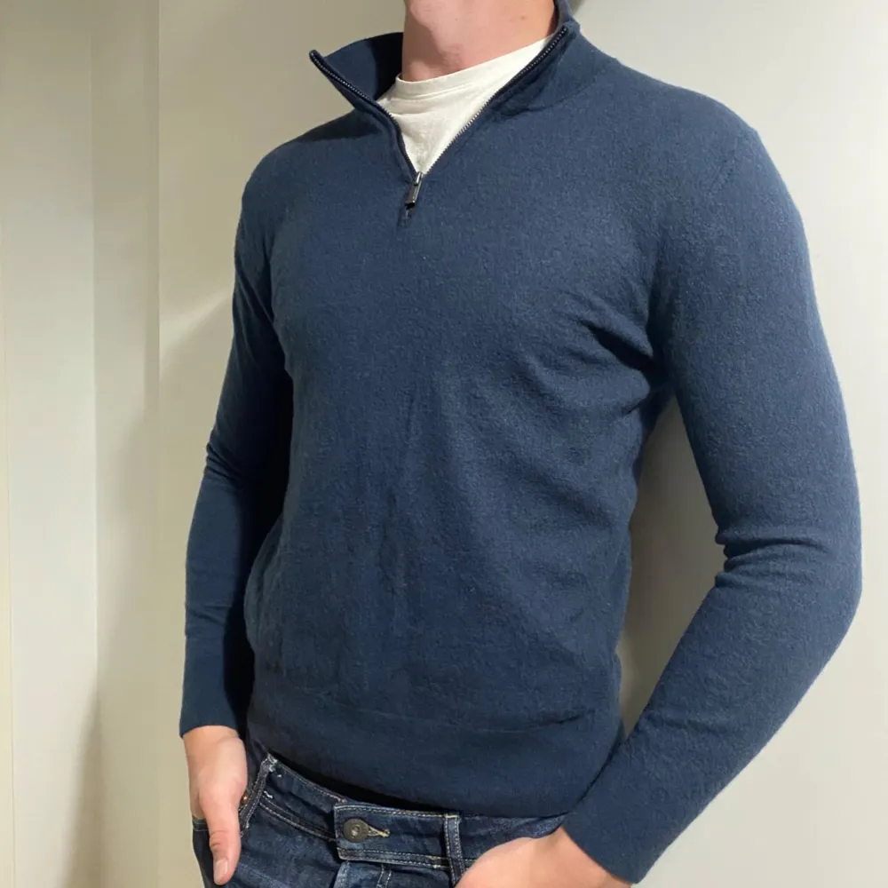 Säljer en stilren blå halfzip från Massimo Dutti. Perfekt för både vardag och lite finare tillfällen. Tröjan har långa ärmar och är gjord i ett mjukt material som känns skönt mot huden. . Tröjor & Koftor.