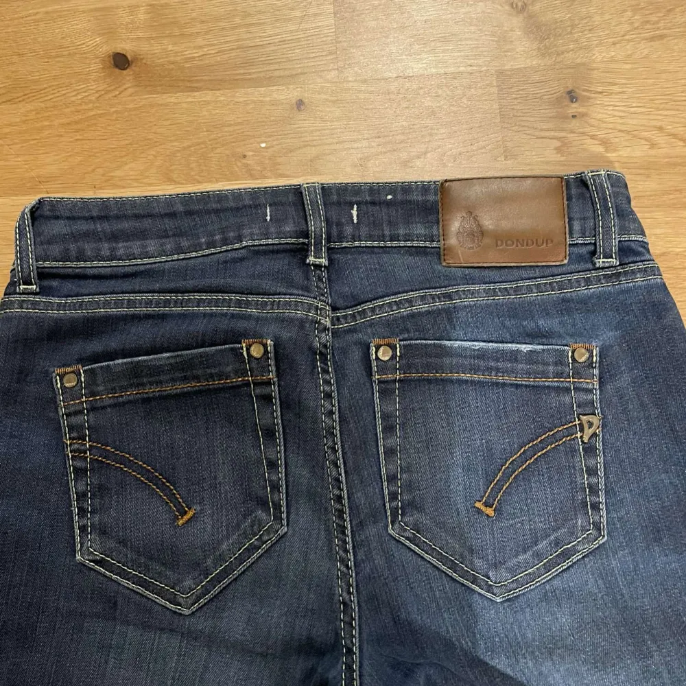 Säljer ett par riktigt snygga mörkblå Dondup jeans med vita slitningar. De är i storlek 29 30 och i riktigt fint skick. Perfekta nu till hösten om man letar efter snygga jeans. Har man några frågor eller vill ha mer bilder är det bara att höra av sig. Jeans & Byxor.