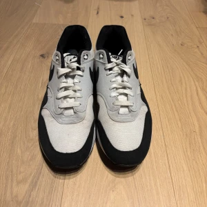 Nike Air Max  - Säljer ett par klassiska Nike Air Max sneakers i svart och vit.Perfekta för både vardag och träning. Skorna är i mycket bra skick och redo för nya äventyr! Det vita är aningen smutsigt men går att putsa upp för den som orkar. 