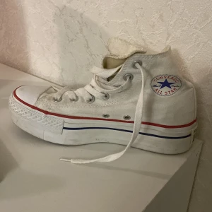 Skorna är jättebra och jag har bara använt dem några gånger. Tyvärr har de blivit smutsiga eftersom jag inte har använt dem på länge. - Skorna är jätte fina och bekväma de funkar under sommaren och vintern.