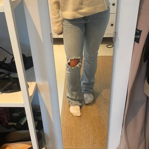 Jeans bootcut low waisted - Säljer dessa så sjukt snygga low waisted bootcut jeansen, då de tuver har blivit för små för mig. De är från Gina tricots barnavdelning som inte säljs längre. De är i fint skick😊 kontakta för fler bilder