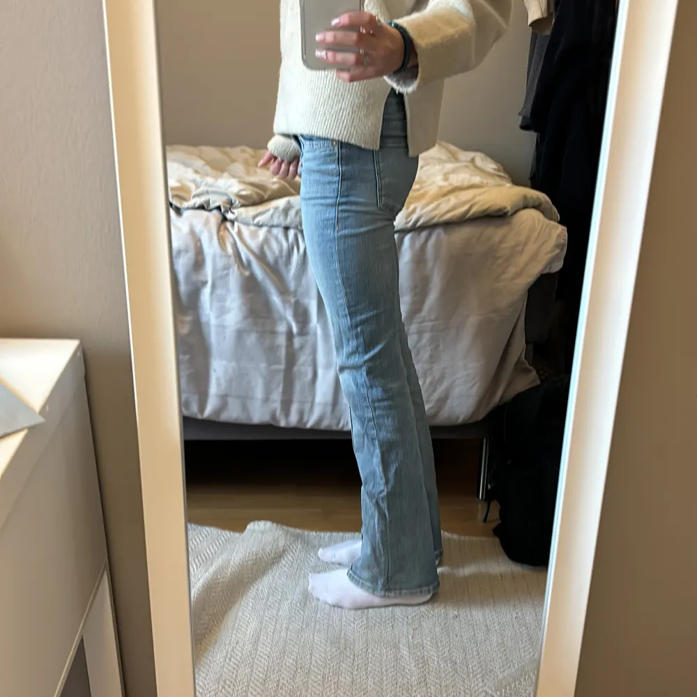 Fint skick! Säljer dessa lågmidjade bootcut jeansen från Beshka😊. Jeans & Byxor.