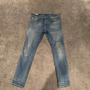 Dondup jeans - Säljer nu mina dondup jeans i storlek w34 men dom passar mera som w33 själv är jag 185 och dom sitter perfekt i längden och dom sitter slim.Hör av er vid mer frågor