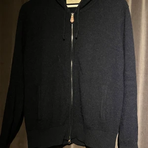 Kashmir hoodie - Säljer nu min feta kashmir hoodie. Tröjan är i riktigt fint skick, nästintill nyskick, nypris 1000kr. Den är använd sparsamt. Hör av er vid minsta lilla fråga.