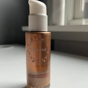 Lumene foundation - Helt ny endast testad, färgen 4 tan. Säljer då jag är allergisk mot vissa ingredienser i den. Köpt för 200kr 💕💕