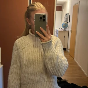 Vit stickad polotröja  - Vit stickad polotröja från H&M i storleken Xs. Bra skick.