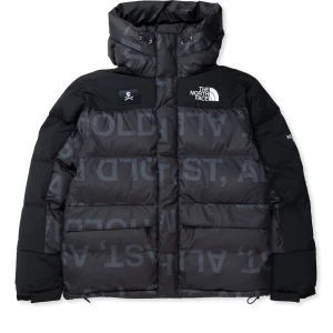 THE NORTH FACE JACKA - Hej Säljer ett otroligt snygg och skön jacka till bra pris! Väldigt varm och skön, perfekt inför vintern! Limited Edition är det! Nypris ca 4000kr Säljer för 3000kr Knappt använd! Otroligt bra skick på den! Frågor eller funderingar hör av dig! Bromma