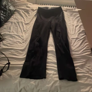 Soft goat mjukis byxor  - Jätte jätte fina och mysiga pyjamas/chill byxor från soft goat som är 100% cashmere. Bra skick men tecken på användning. Inga hål eller liknande. Säljer pga att dem tyvär har blivit för korta. Nypris 4995 💖