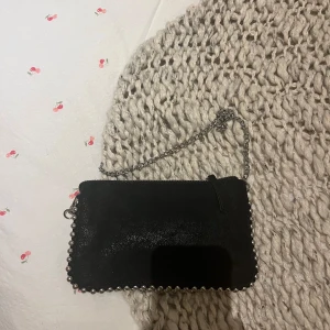 Svart väska zara - Liten axelbandsväska från zara, jättebra skick