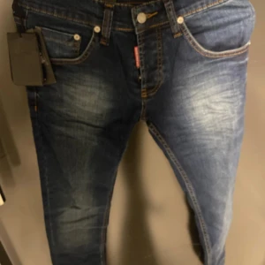 Blå slim jeans från Dsquared2 - Säljer ett par snygga blå slim jeans från Dsquared2. De har en klassisk femficksdesign och är i ett slitstarkt denimtyg. Perfekta för både vardag och fest! Dem är inte äkta dem är a kopior!!! 