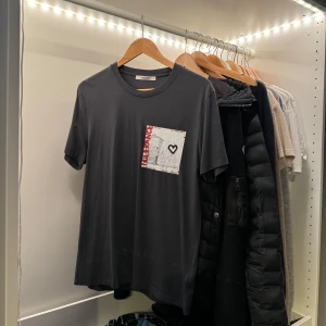 Zadig & Voltaire T-shirt - Säljer nu en t shirt från Zadig Voltaire i stolek S. Knappt använd precis som ny, hör av dig vid minsta fråga 💯💯