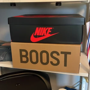 Jordan, yeezy - 1 par Jordans. 1 par yeezys, totala pris 7600. Mitt pris 600!