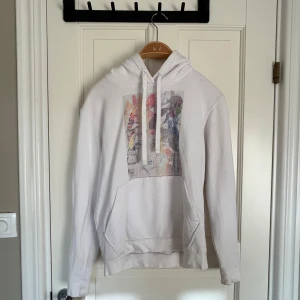 Vit hoodie med tryck (The cool elephant)  - Säljer en vit hoodie från The Cool Elephant med ett coolt färgglatt tryck på framsidan 🥰