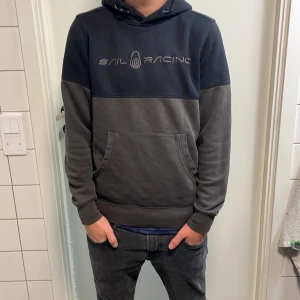 Sail raicing hoodie  - Säljer denna feta Sail racing hoodien för endast 219kr , skick 9/10 Mvh luxury 