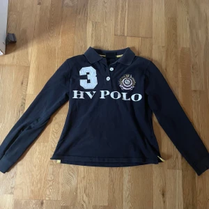 långärmad polo piké  - long sleeved chief keef polo. den är storlek S men sitter som XS, hmu om du har några frågor