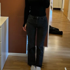 Mörkgrå jeans - Högmidjade mörkgrå jeans i storlek 34 från Mango. Bra skick.