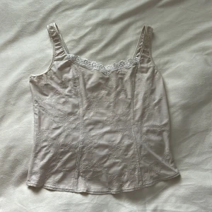 Jätte sött linne - Linne i bra material som har lite motiv och spets! Croppad ⭐️ Storlek M