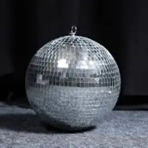 Säljer en klassisk silvrig discokula som är perfekt för att skapa feststämning. Den har en spegelmosaik som reflekterar ljus i alla riktningar. Kulan är utrustad med en metallögla för enkel upphängning. Perfekt för fester eller som en cool inredningsdetalj. (Kommer även rengöra den innan jag säljer den)