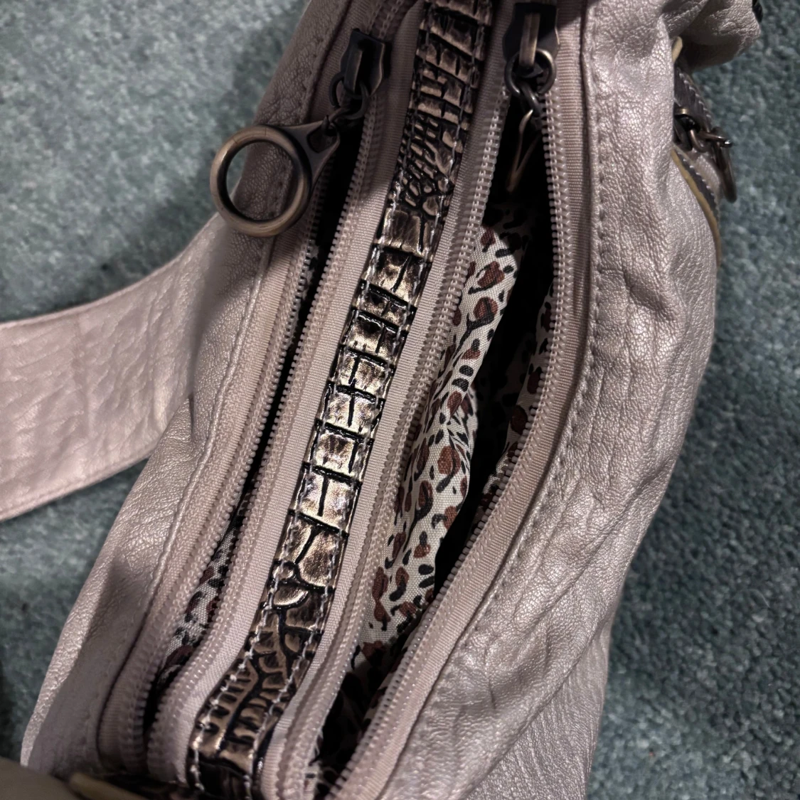 Beige axelväska med krokodilmönster - 91