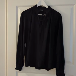 Rienna blouse MQ - Rienna blouse är en vävd blus i en mjuk viskoskvalitet från Stockh lm. Modellen är i en lös passform. Rund hals med dubbla knytband och rynkdetalj vid halsringning och ärmavslut. Nypris 599kr. Fin passform 