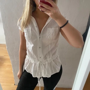 Blus/skjorta - Blus/skjorta med snörning i midjan 🥰